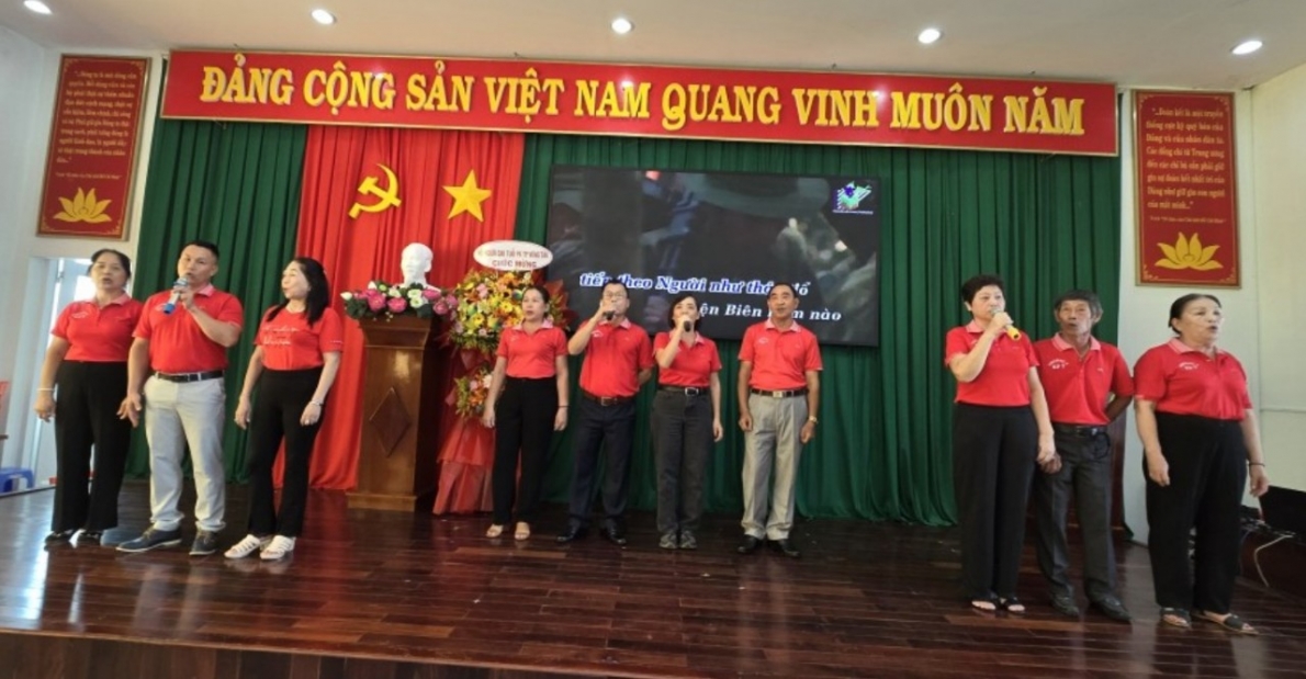 Ra mắt CLB Liên thế hệ tự giúp nhau khu phố 7