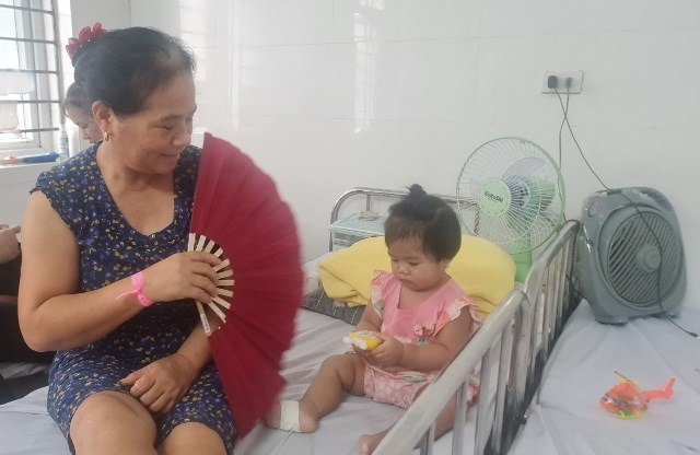 Tình thương và trách nhiệm của ông bà khi con cháu ốm đau, điều trị tại Bệnh viện.