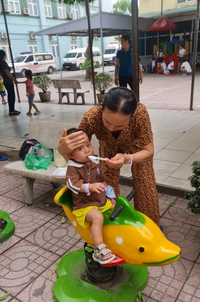 Tình thương và trách nhiệm của ông bà khi con cháu ốm đau, điều trị tại Bệnh viện.