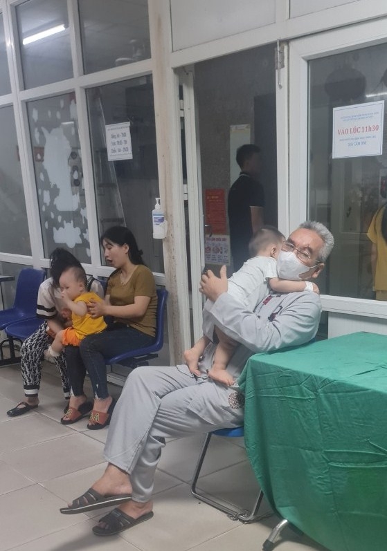 Tình thương và trách nhiệm của ông bà khi con cháu ốm đau, điều trị tại Bệnh viện.