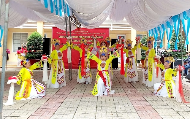 Khám bệnh và cấp thuốc miễn phí cho người cao tuổi