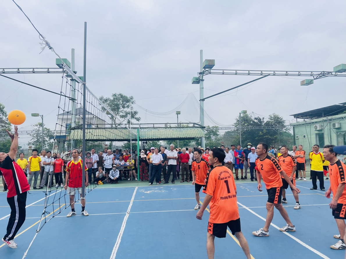 Các địa phương sôi nổi Giải bóng chuyền hơi trung, cao tuổi năm 2024