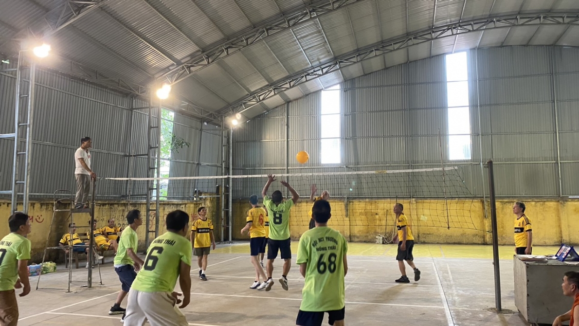 Thi đấu bóng chuyền hơi nữ