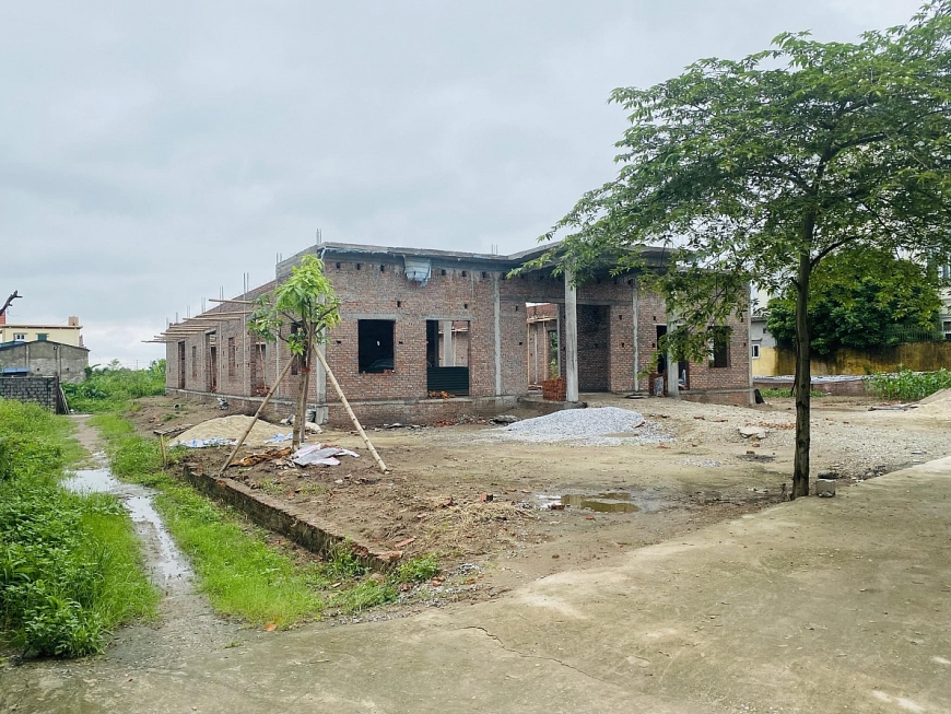 Căn nhà đang xây dựng rộng gần 1000m2 trên đất nông nghiệp của vợ chồng ông Vũ Đức Hội, Chủ một doanh nghiệp dệt may trên địa bàn xã.