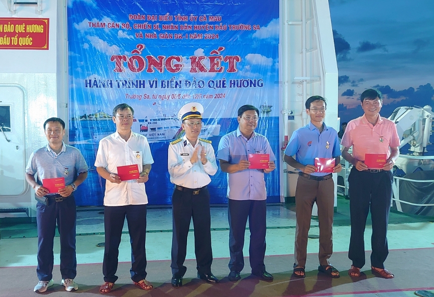 Đại tá Ngô Xuân Thành, Chính ủy, Cục Kĩ thuật, Quân chủng Hải Quân trao tặng Kỉ niệm chương “Vì sự nghiệp bảo vệ chủ quyền biển đảo Tổ quốc”   