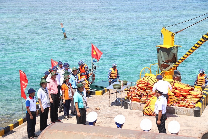 Đoàn công tác số 16 thăm hỏi, động viên cán bộ, chiến sĩ đảo Đá Đông C