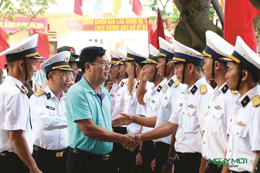 Đoàn công tác số 16 thăm hỏi, động viên cán bộ, chiến sĩ đảo An Bang