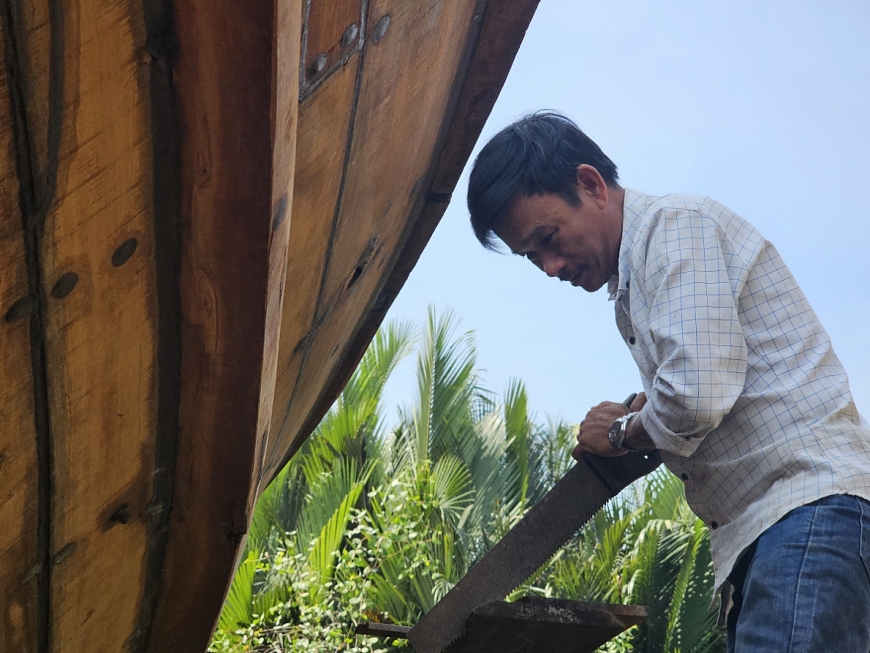 Anh Huỳnh Văn Hiệu bắt đầu học nghề đóng ghe từ năm 15 tuổi.