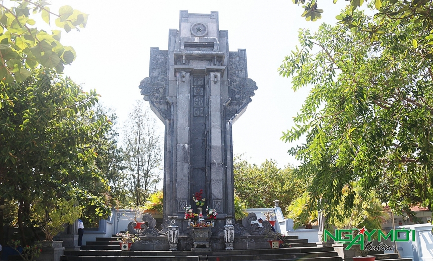 Cây xanh rợp bóng mát tại Đài tưởng niệm Anh hùng liệt sỹ trên đảo Trường Sa