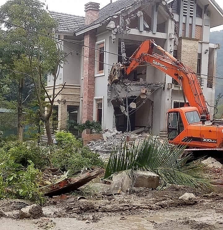 Ngôi nhà của gia đình CCB Tô Đình Tháp, hội viên Hội NCT  được thành phố Cẩm Phả, cưỡng chế, thu hồi GPMB tạo quỹ đất sạch để đón nhà đầu tư xây dựng 121 công trình nhà ở liền kề 5 tầng (Shophouse) để bán.