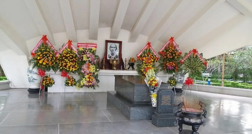 Bên trong mộ cụ Phó bảng.