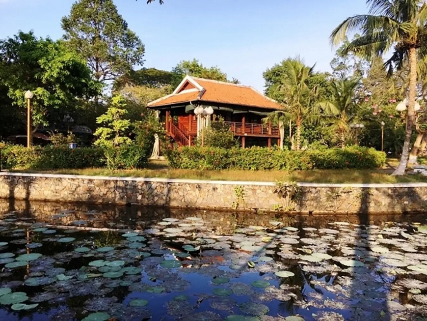 Nhà sàn của Bác Hồ trong khuôn viên khu di tích.