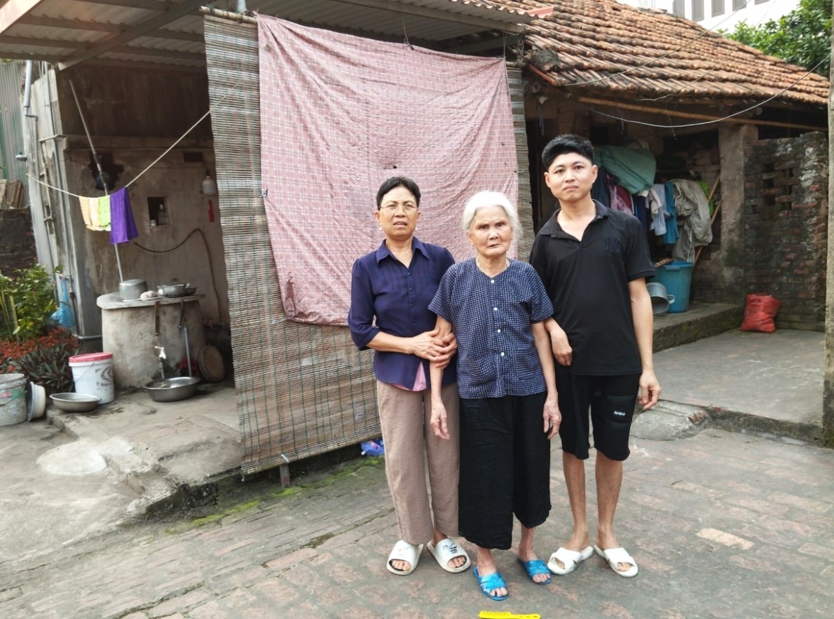 Bà Vũ Thị Nhung cùng mẹ chông và con trai bên ngôi nhà cũ