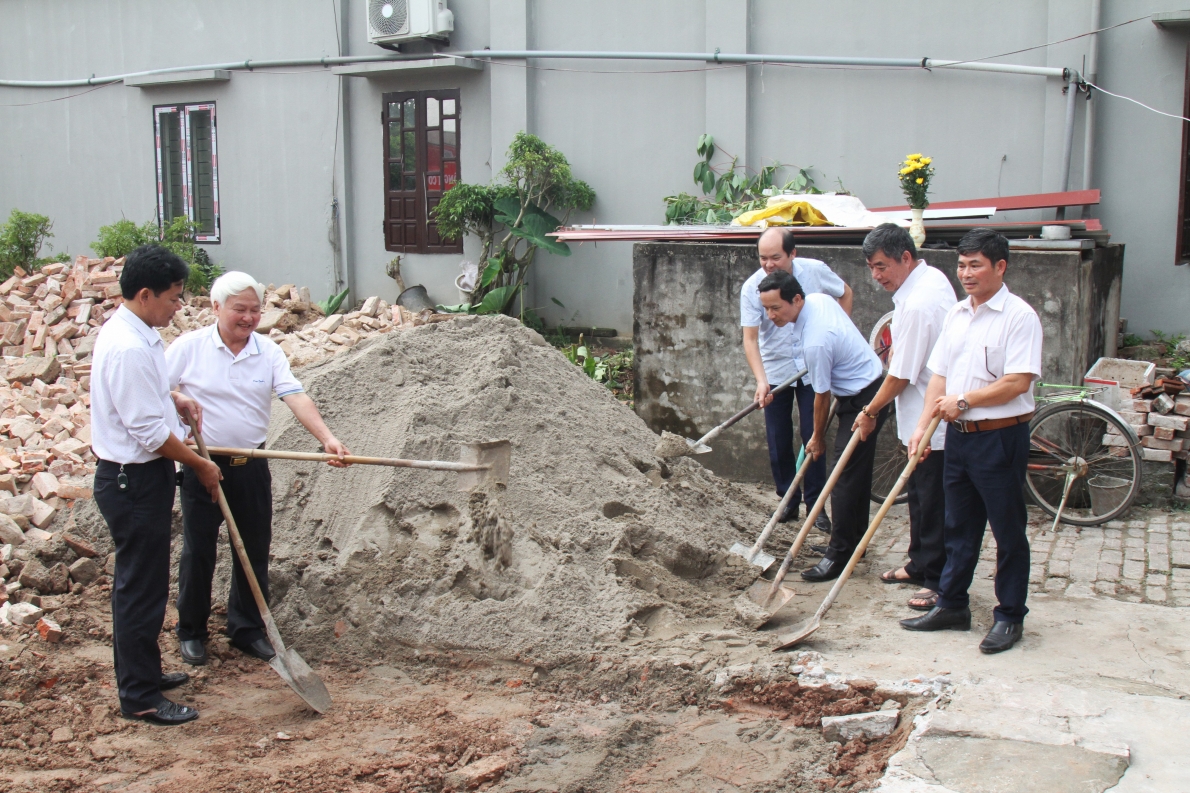 Các đại biểu tiến hành động thổ, khởi công xây nhà