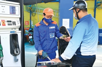 Giá xăng tiếp tục giảm, E5RON92 còn hơn 22.000 đồng/lít