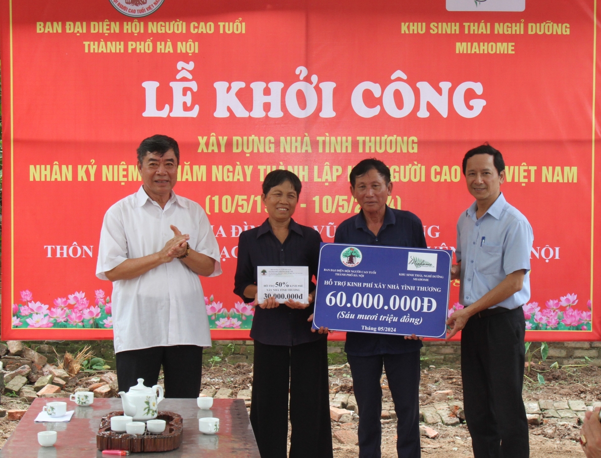 Ông Hồ Minh Tâm và ông Bùi Xuân Ngọc trao tiền hỗ trợ làm nhà cho vợ cồng bà Vũ Thị Nhung