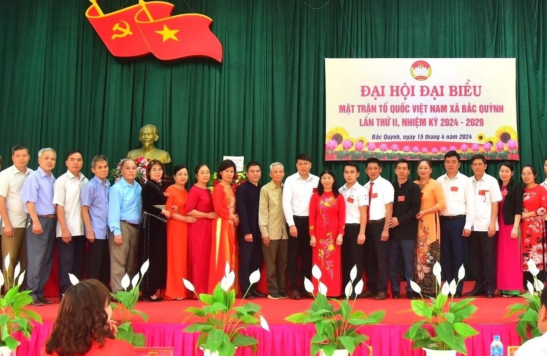 Ông Dương Hữu Tới (thứ hai từ trái sang) dự Đại hội Ủy ban MTTQ xã Bắc Quỳnh, huyện Bắc Sơn, tỉnh Lạng Sơn nhiệm kì 2024-2029