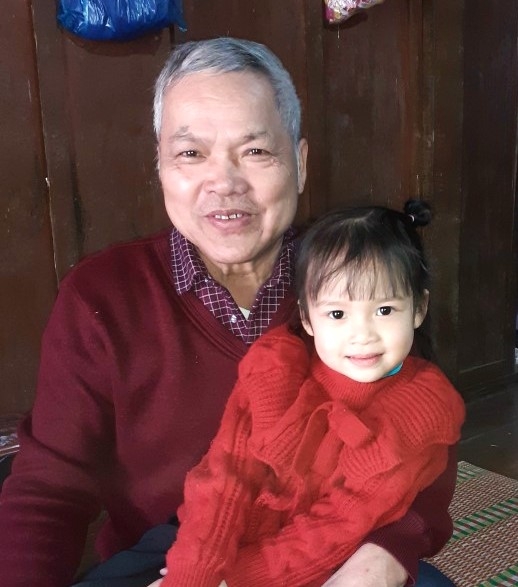 Ông Dương Hữu Tới và cháu ngoại