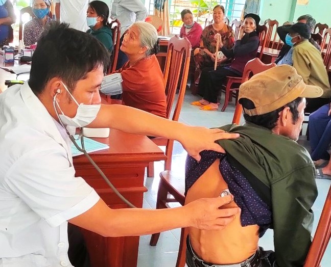 Khám sức khỏe cho thành viên CLB LTHTGN và NCT tại cộng đồng ở tỉnh Khánh Hòa