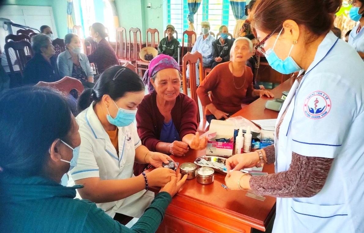 Khám sức khỏe cho thành viên CLB LTHTGN và NCT tại cộng đồng ở tỉnh Khánh Hòa