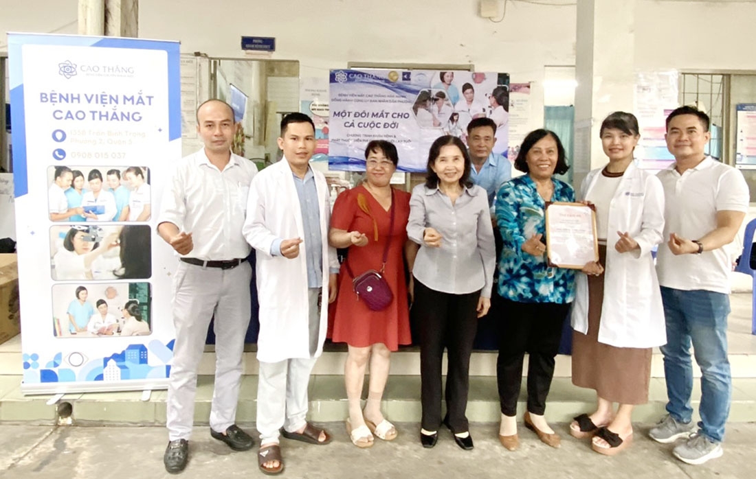 Tư vấn, khám mắt miễn phí cho NCT phường Tân Quy