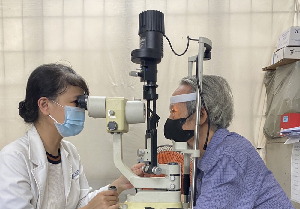 Tư vấn, khám mắt miễn phí cho NCT phường Tân Quy