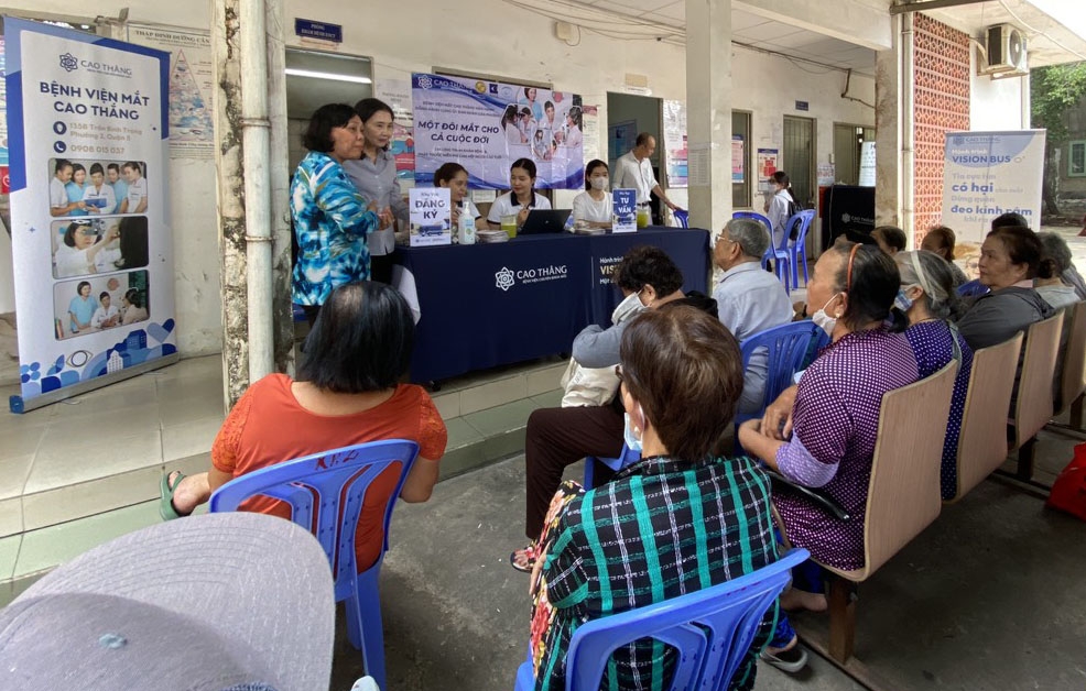 Tư vấn, khám mắt miễn phí cho NCT phường Tân Quy