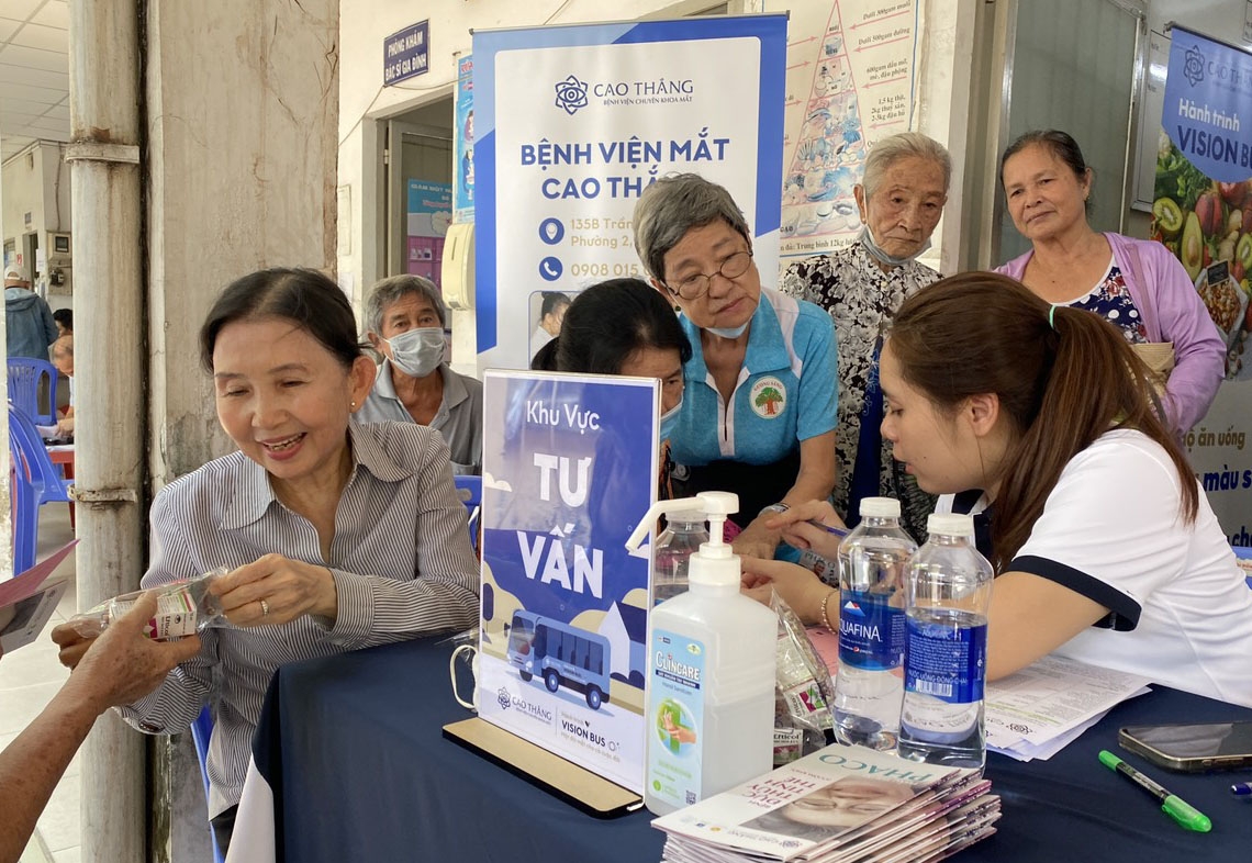 Tư vấn, khám mắt miễn phí cho NCT phường Tân Quy