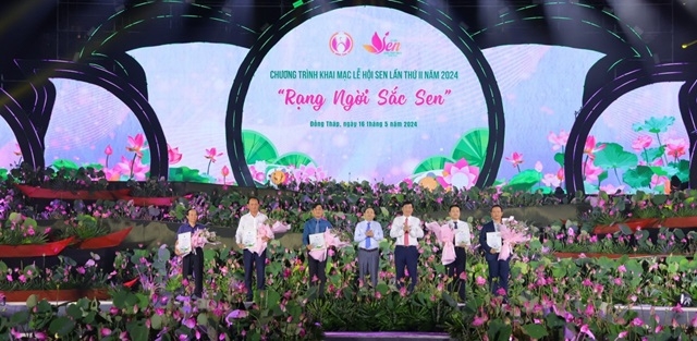 Lãnh đạo tỉnh Đồng Tháp tặng hoa cho các đơn vị tài trợ