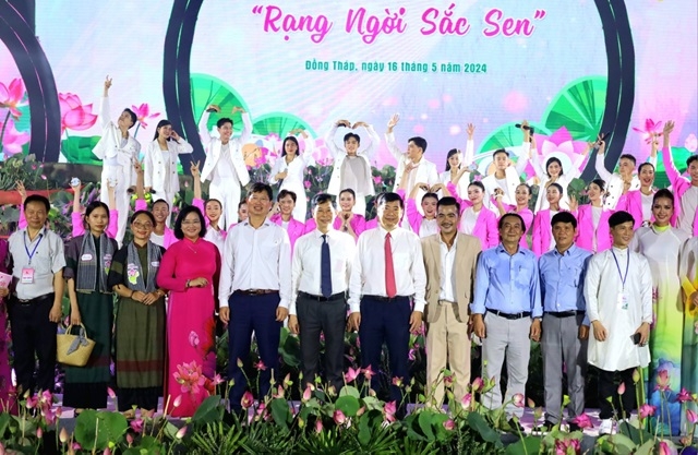 Lãnh đạo tỉnh Đồng Tháp chụp ảnh lưu niệm cùng các diễn viễn và nghệ sĩ tại Lễ khai mạc.