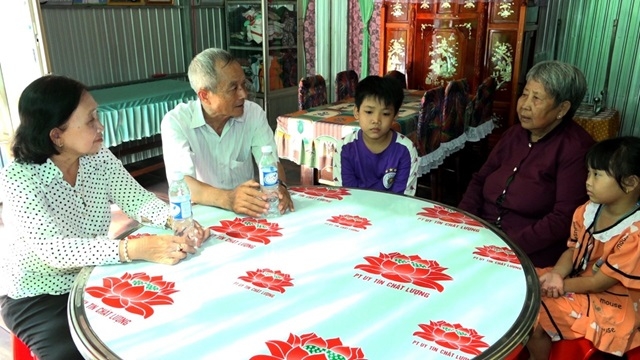 Bà Hồng ao nâu (thứ 2 bên phải) chia sẽ với đoàn cán bộ Hội NCT xã Bình Phú.