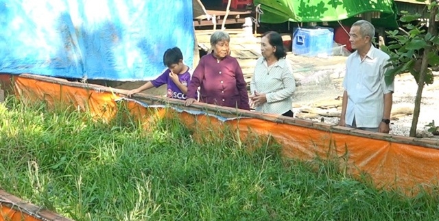 Đoàn cán bộ Hội NCT xã Bình Phú tham quan mô hình sản xuất của bà Hồng.      