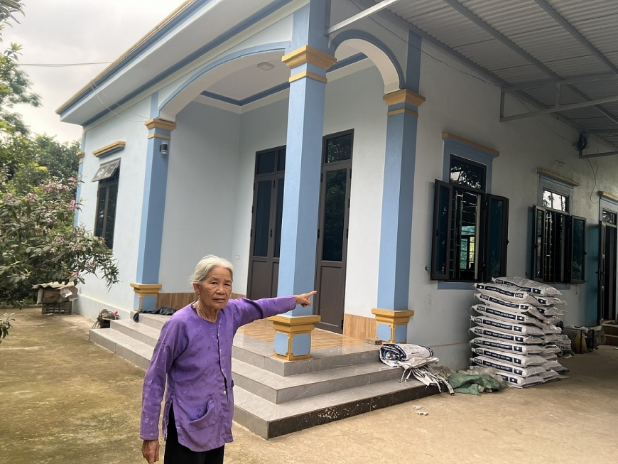 Khu đất của gia đình đã được cấp sổ đỏ năm 2004, khi đó là bà Minh và chồng là ông Lĩnh cùng làm sổ đỏ và chung hộ khẩu.