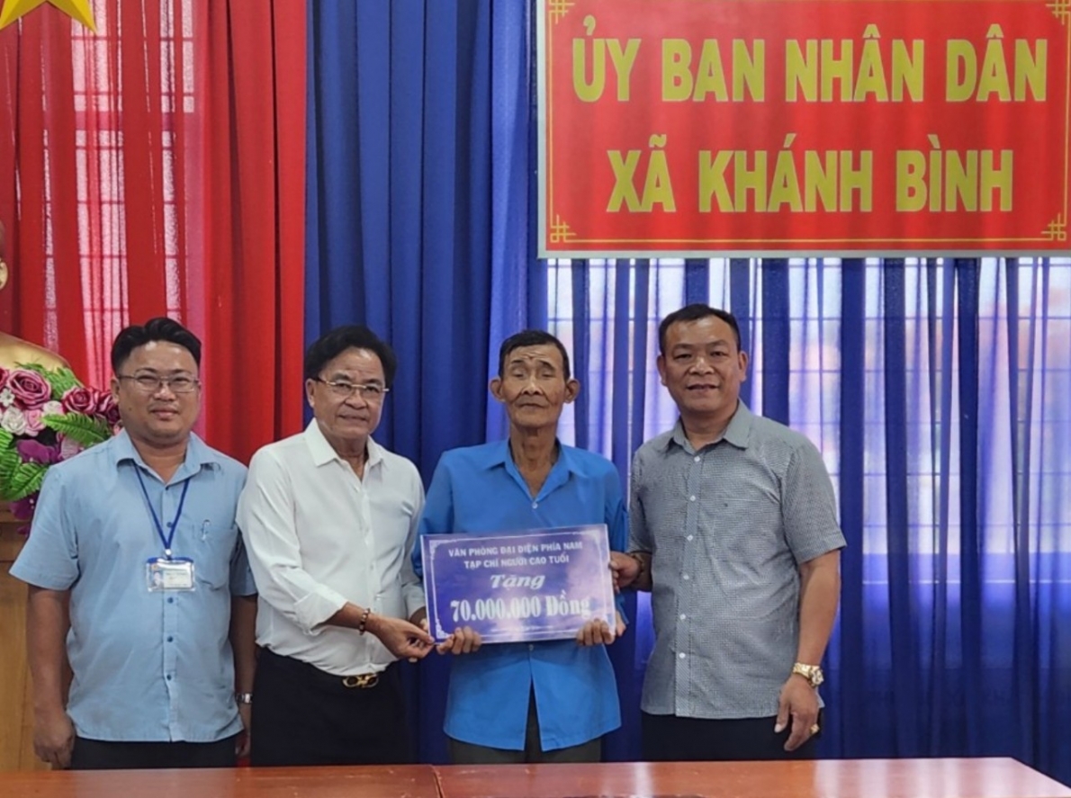 Tạp chí Người cao tuổi trao 70 triệu đồng xây nhà ở cho NCT xã Khánh Bình