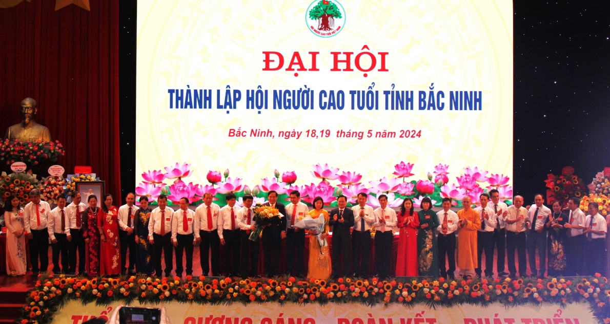 Chủ tịch Hội NCT Việt Nam Nguyễn Thanh Bình và Bí thư Tỉnh ủy Bắc Ninh Nguyễn Anh Tuấn tặng hoa chúc mừng Ban Chấp hành Hội NCT tỉnh Bắc Ninh