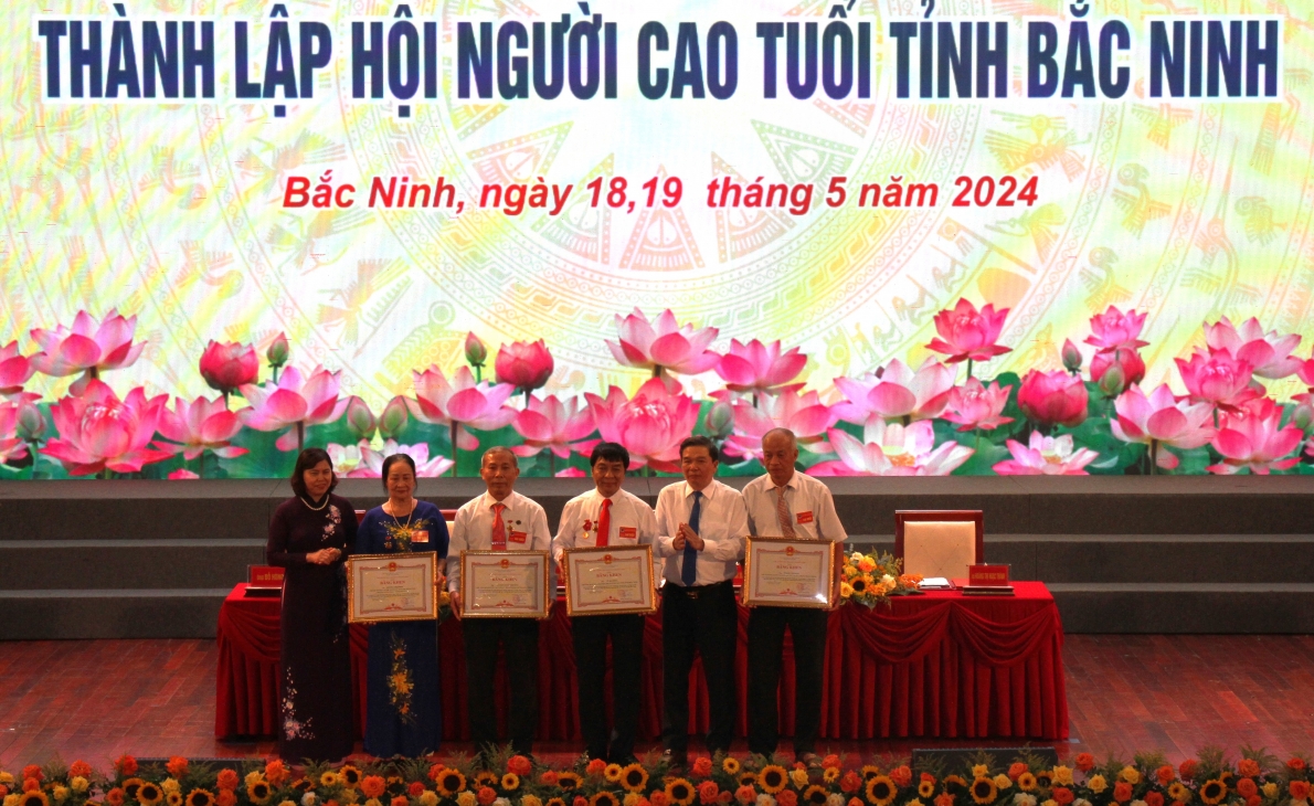 Trao Bằng khen của Chủ tịch UBND tỉnh Bắc Ninh cho các cá nhân xuất sắc