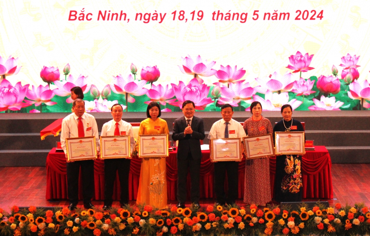 Trao Bằng khen của Chủ tịch UBND tỉnh Bắc Ninh cho các tập thể xuất sắc