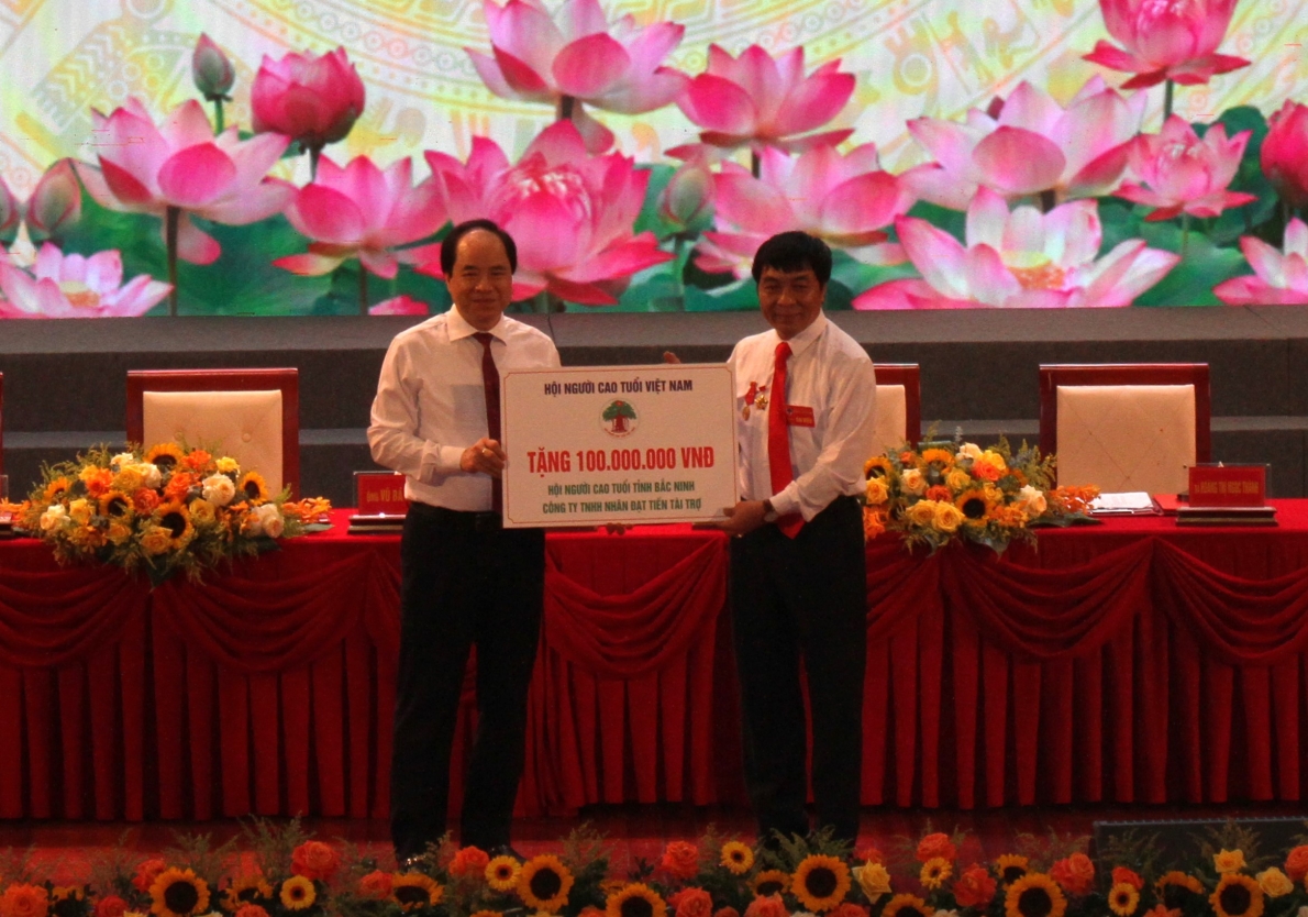 Phó Chủ tịch Trương Xuân Cừ trao 100 triệu đồng của nhà tài trợ tặng Hội NCT tỉnh Bắc Ninh