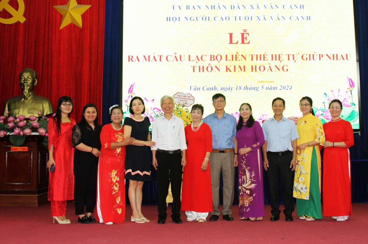 Các đại biểu chụp ảnh lưu niệm