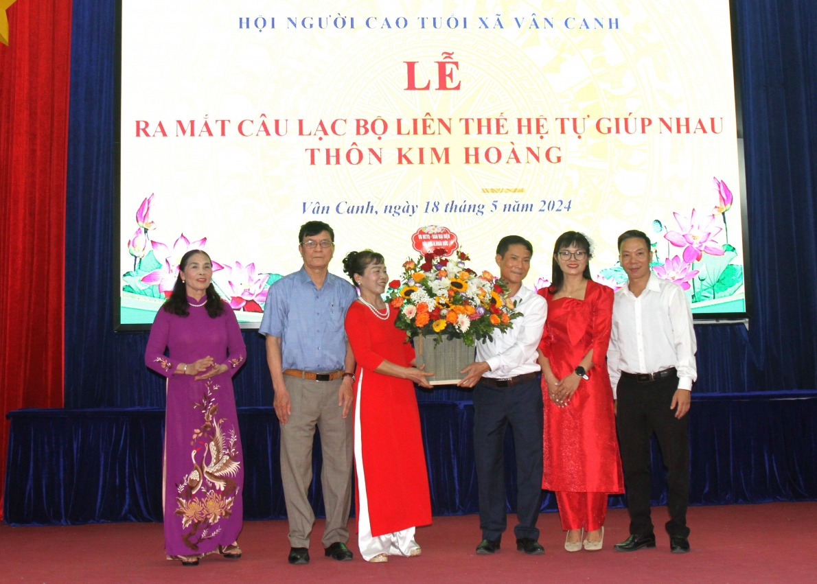 Đại diện lãnh đạo huyện Hoài Đức tặng hoa chúc mừng Ban Chủ nhiệm