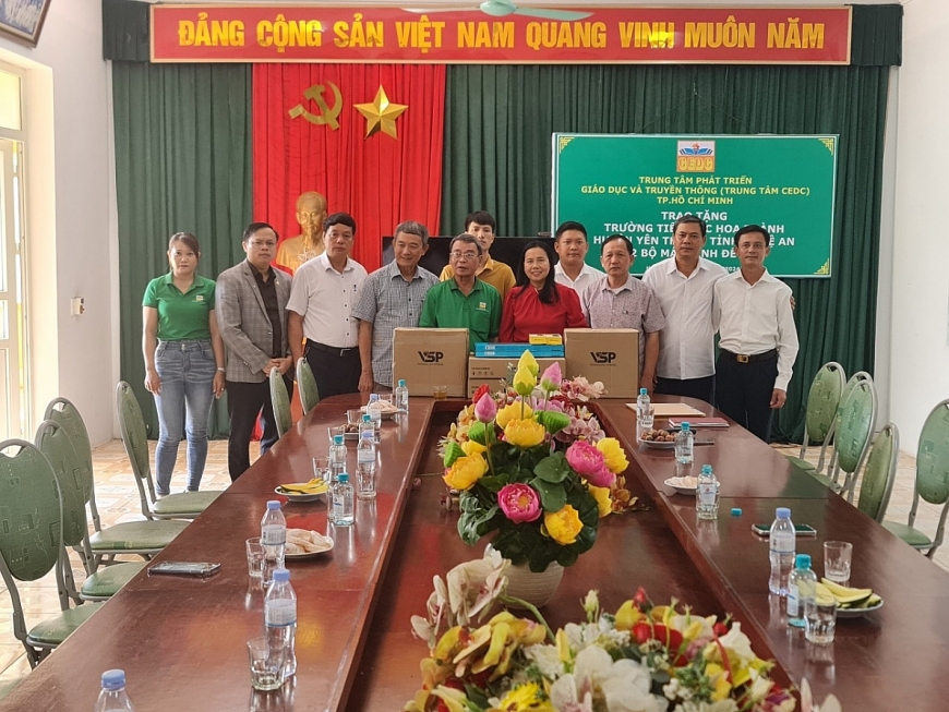 Bảo tồn Di sản văn hóa, tặng máy tính đến các trường học và Giáo viên, học sinh giỏi tại tỉnh Nghệ An