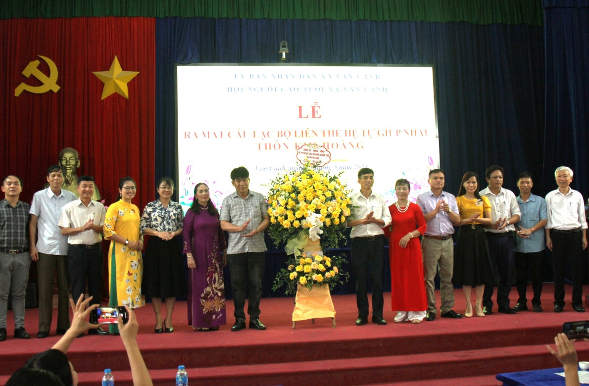Lãnh đạo Đảng ủy, HĐND, UBND, Ủy ban MTTQ, các ngành, đoàn thể, Hội NCT xã Vân Canh tặng hoa chúc mừng CLB