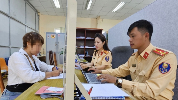 Công an TP Đà Lạt làm việc với nhóm phụ nữ dừng ô tô, nhảy múa giữa đường