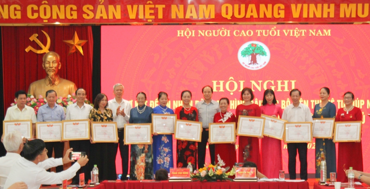 Tuổi cao vẫn nhiệt huyết với phong trào