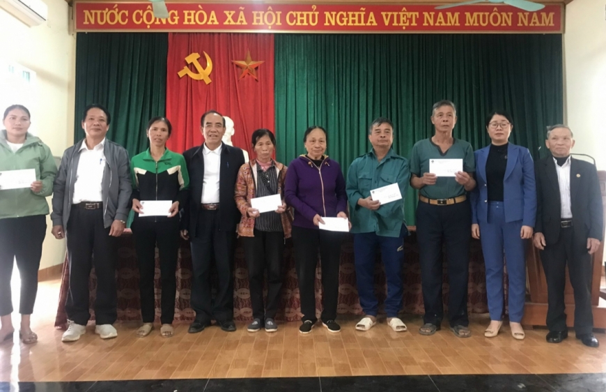 Ông Trần Văn Hường (đứng thứ 4 từ trái sang) tặng quà cho NCT nghèo hoàn cảnh khó khăn tại xã Thanh Đồng, huyện Thanh Chương.