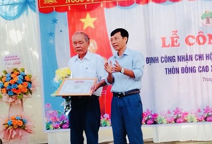 Lễ trao quyết định công nhận Chi hội NCT thôn Đông Cao đạt chuẩn Chi hội NCT hạnh phúc.