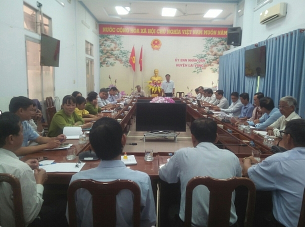 Ông Phan Văn Tập, Phó Chủ tịch UBND huyện phát biểu tại hội nghị.