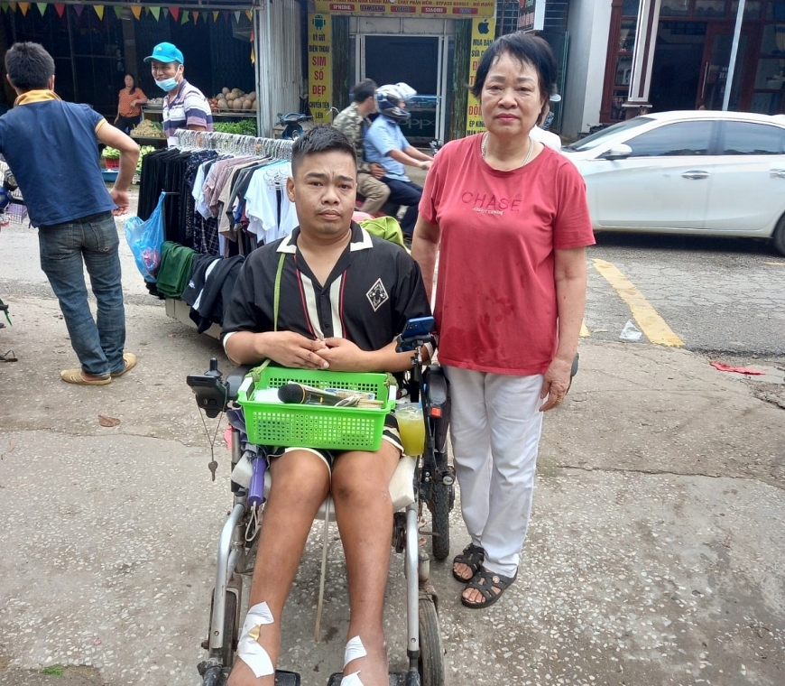 Bà Hà Thị Lưu thăm và tặng quà một cháu có hoàn cảnh khó khăn.