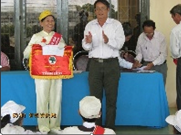 Bà Hồ Thị Bạn nhận giải Nhất về thành tích các hoạt động Hội NCT