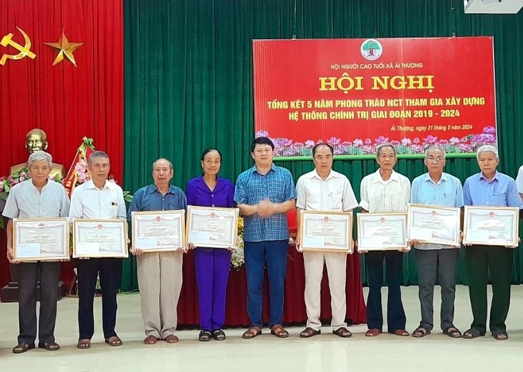 Lãnh đạo xã Ái Thượng, huyện Bá Thước, tỉnh Thanh Hóa trao Giấy khen cho NCT tiêu biểu xây dựng hệ thống chính trị cơ sở giai đoạn 2019-2024 (1)